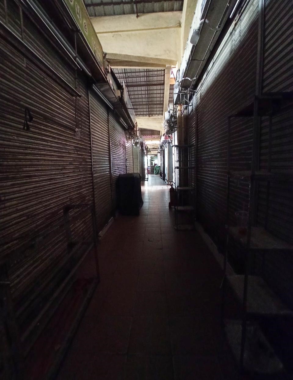 Nhiều sạp đóng cửa, khiến một góc trong chợ trở nên tối. Ảnh: Chân Phúc