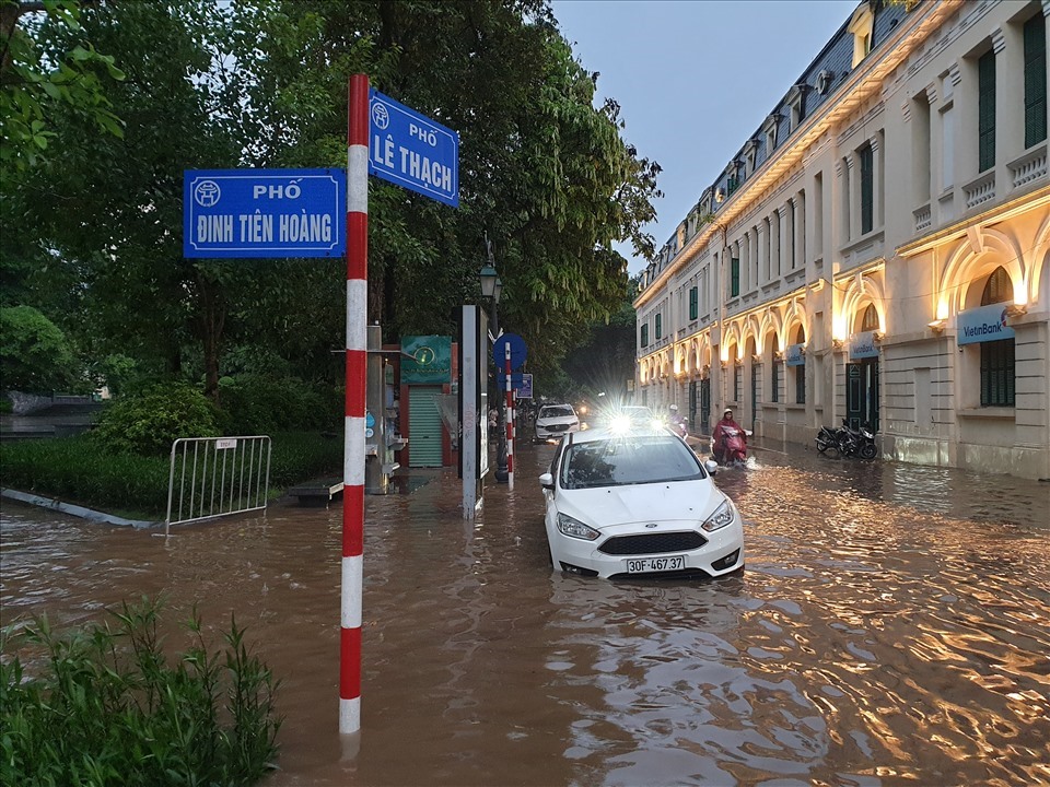 Đường phố khu vực Hồ Gươm bị ngập nặng trong trận mưa chiều ngày 17.8. Ảnh: Tùng Giang-Tạ Quang.