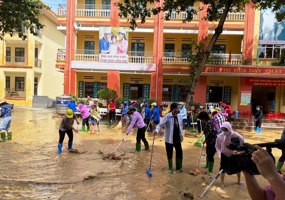 Trường Phạm Hồng Thái (Yên Bái) thu dọn bùn đất sau trận lũ. Ảnh: Ngọc Hà