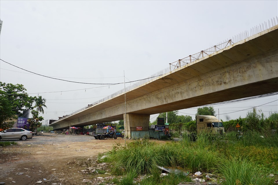 Một góc công trình cầu Nam Lý bị bỏ hoang.  Ảnh: Minh Quân