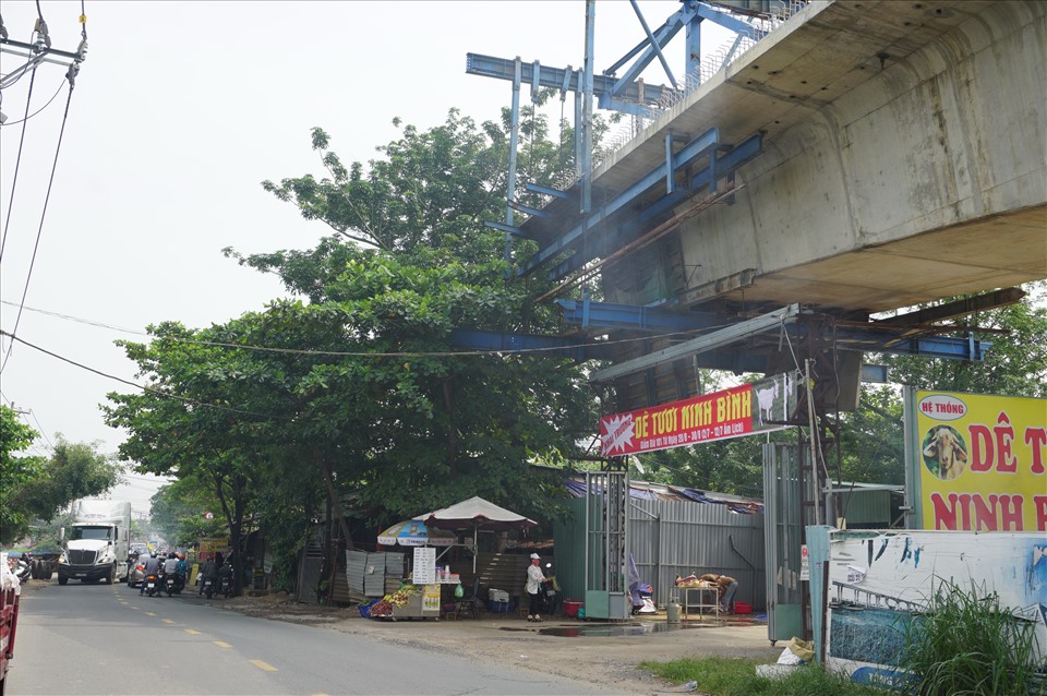Cầu ngưng thi công từ tháng 3.2019 đến nay do vướng mặt bằng phía quận 9.  Ảnh: Minh Quân