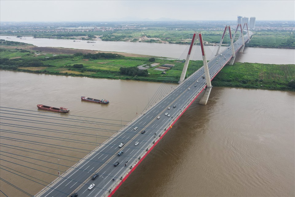 Cầu Nhật Tân là cây cầu rộng nhất trong tất cả cây cầu hiện tại bắc qua sông Hồng với chiều ngang 43m, với 8 làn xe cho cả hai chiều, chia thành 4 làn xe cơ giới, 2 làn xe máy, 2 làn xe buýt phân cách giữa, đường dành cho người đi bộ. Cầu dài 3,9 km và có đường dẫn 5,27km, trong đó phần chính của cầu qua sông dài 2,5km. Đưa vào sử dụng năm 2015, cầu Nhật Tân kết nối với đại lộ Võ Nguyên Giáp, Cảng hàng không quốc tế Nội Bài đã tạo nên một tuyến cao tốc nội đô, đồng thời rút ngắn thời gian di chuyển từ sân bay về trung tâm Hà Nội chỉ còn 30 phút.Cầu được xem là biểu tượng mới của Thủ đô với 5 nhịp dây văng tượng trưng cho 5 cửa ô, và cũng tượng trưng cho 5 cánh hoa đào của làng đào Nhật Tân - Hà Nội.