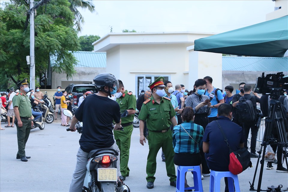 Lực lượng công an được tăng cường trước và trong lúc dỡ phong tỏa. Ảnh: Thảo Anh