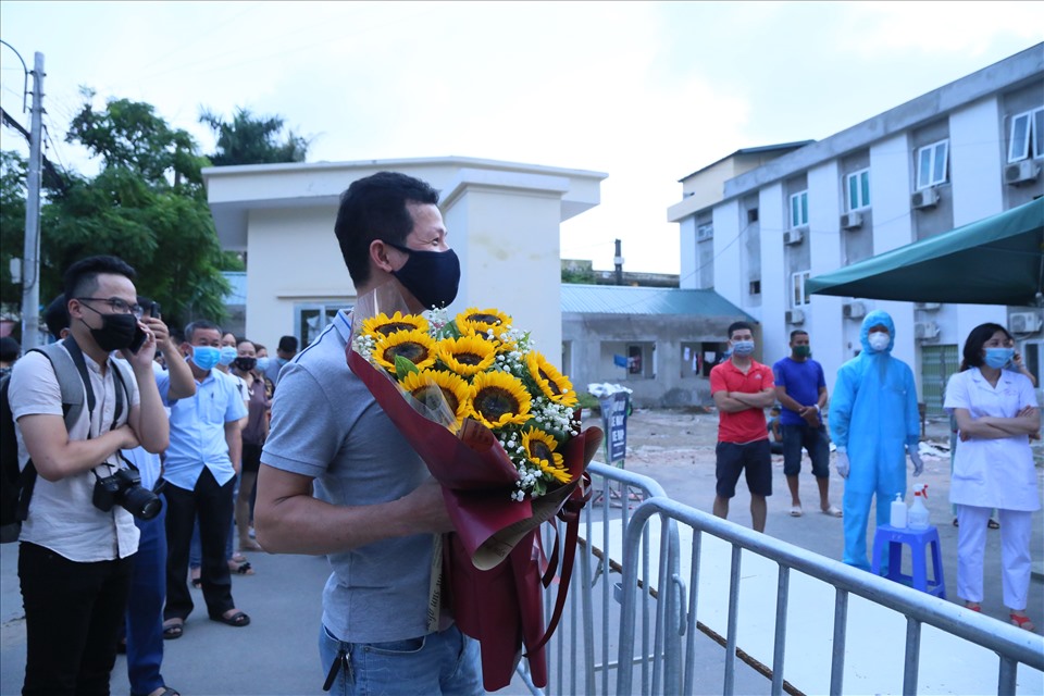 Người dân mang hoa đến chúc mừng bệnh viện. Ảnh: Phạm Đông