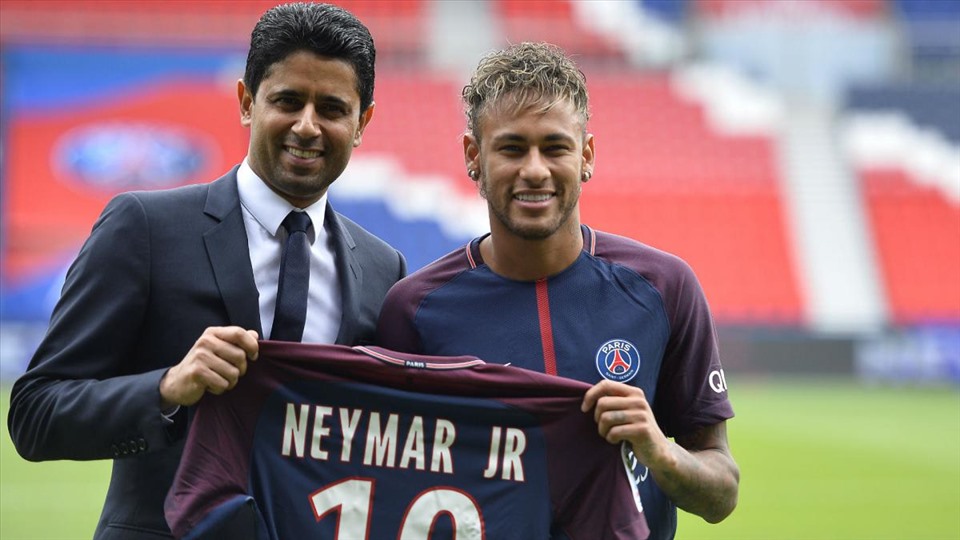 PSG ký hợp đồng với Neymar hè năm 2017. Bản hợp đồng này khiến PSG tốn hơn 528 triệu euro cho tiền chuyển nhượng và lương cho chân sút người Brazil. Ảnh: Getty.