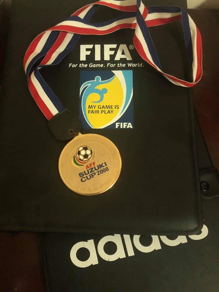 Tấm Huy chương Vàng AFF Cup 2008 của cựu tuyển thủ Việt Thắng.  Ảnh: Đắc Văn