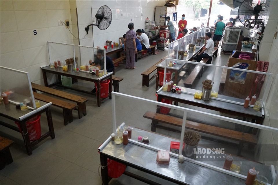 Bắt đầu từ 0h ngày 19.8, các nhà hàng ăn uống, quán cà phê phải thực hiện nghiêm các biện pháp bảo đảm an toàn phòng, chống dịch bệnh. Đây là nội dung yêu cầu của UBND TP Hà Nội tại Công điện khẩn số 07 ra ngày 18.8.