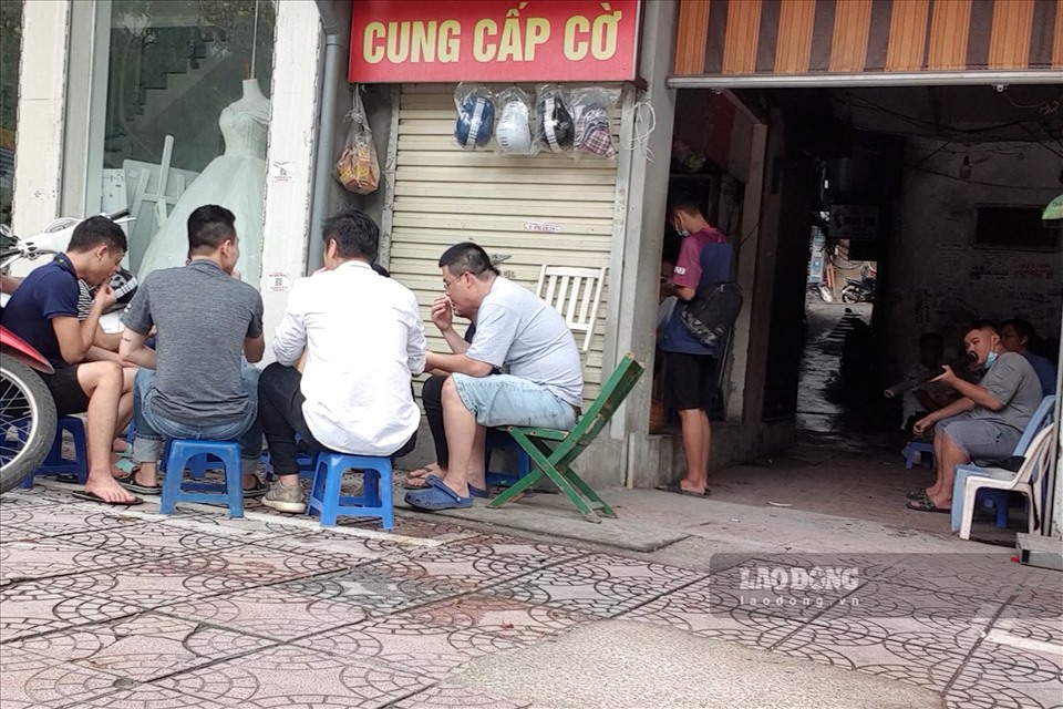 Tương tự trên phố Ô Chợ Dừa (phường Ô Chợ Dừa), chủ tiệm quán trà đá này cũng tận dụng tối đa phần diện tích trong ngõ và vỉa hè để khách thản nhiên tụ tập.