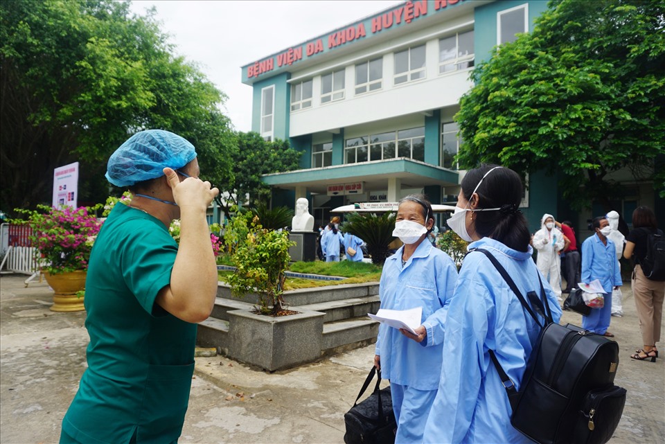 Mỗi ngày, Đà Nẵng có nhiều bệnh nhân mắc COVID-19 được công bố khỏi bệnh là động lực lớn với những “chiến binh áo trắng“. Ảnh: Thùy Trang