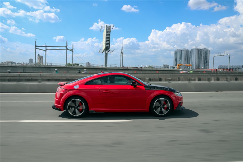 Chiếc Audi đỏ rực nổi bật trên đường phố Sài Gòn được trang bị động cơ xăng tăng áp TFSI 2.0 lít với công suất tối đa 230 mã lực. Ảnh: Khánh Linh.
