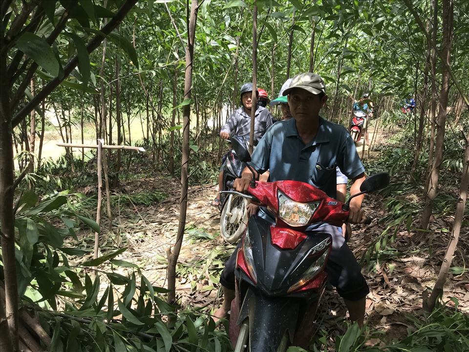 Đoàn chúng tôi muốn vào bên trong thôn 9,10,11 của xã Cư San phải chờ người dân bản địa chở đi đường vòng, vượt rừng gần 10 km. Ảnh Bảo Trung
