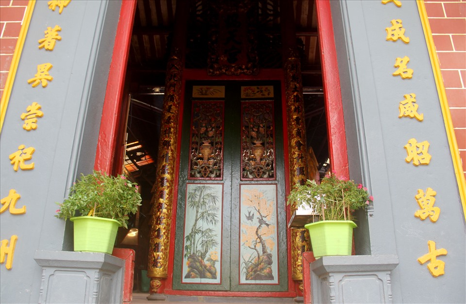 hùa Hoa thường không có vườn cây bao quanh như chùa của người Việt, Khmer; thay vào đó là sân kiểng được vây quanh bởi tường gạch, hai bên trang trí các mảng phù điêu đắp nổi bằng đất nung đối xứng nhau.