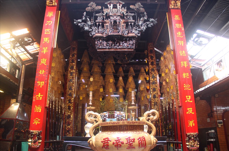 Bước vào bên trong, du khách sẽ được chiêm ngưỡng không gian thiêng liêng đối với tín ngưỡng dân gian của người Hoa - nơi thờ các vị thần, các nhân vật hiển thánh được cộng đồng sùng bái.