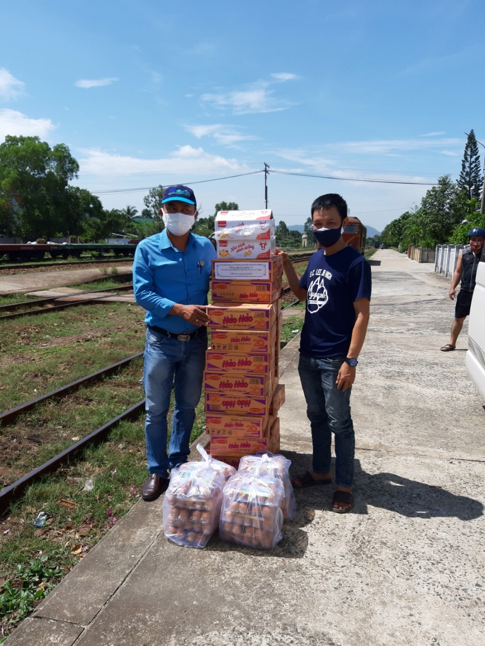 Tập trung các vật dụng hỗ trợ NLĐ làm việc trên khu vực đèo Hải Vân. Ảnh: Nguyễn Văn Tùng