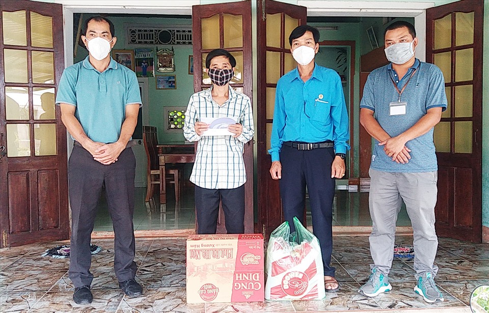Đại diện Quỹ TLV Lao Động và LĐLĐ huyện Duy Xuyên trao quà cho anh Ngô Đình Dũng bị bệnh hiểm nghèo.