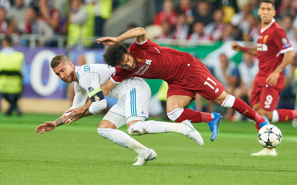 Tình huống Ramos khiến Mohamed Salah chấn thương. Ảnh: Getty Images