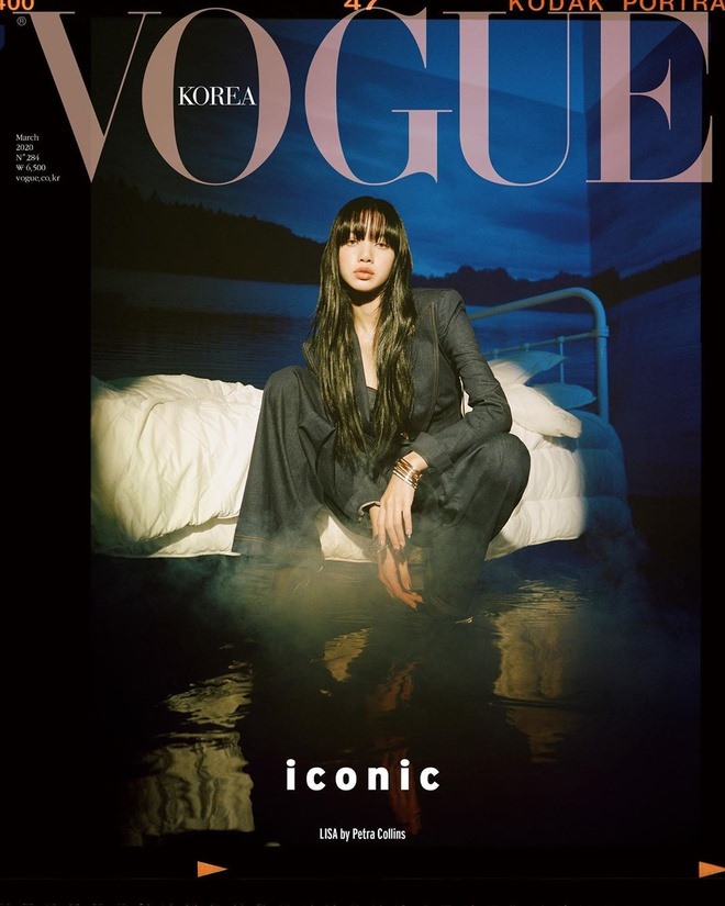 Lisa cùng các thành viên BlackPink cùng nhau chụp hình cho trang bìa số tháng 3 của Vogue Korea. Ảnh: Vogue Korea