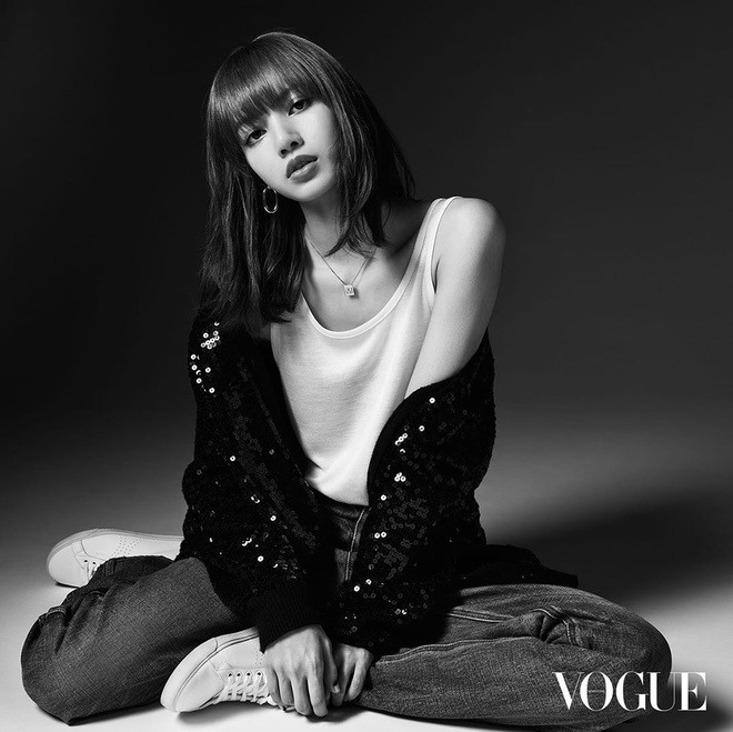 Lisa mặc trang phục đơn giản gồm quần jeans, tank top trắng và chiếc áo khoác trên Vogue Hong Kong. Ảnh: Vogue Hong Kong