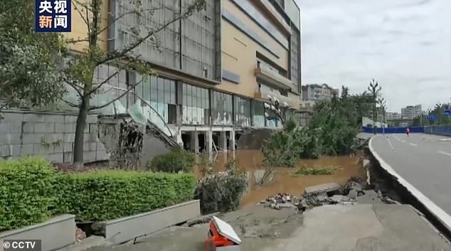 Hiện trường hố tử thần rộng khoảng 500 mét vuông trên đại lộ Cuibai ở thành phố Nghi Tân, Trung Quốc, đã bị mưa làm cho ngập nước. Ảnh: SCTV