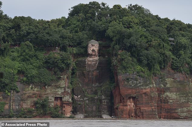 Lần đầu tiên sau 70 năm, nước lũ dâng cao tới tận chân tượng Phật khổng lồ ở Tứ Xuyên, Trung Quốc. Ảnh: Daily Mail