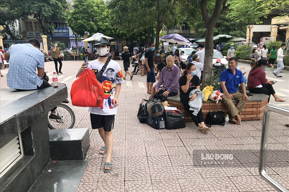 Bệnh viện cũng yêu cầu giải tán đám đông, tránh tụ tập tại chỗ ngồi chờ tại các Khoa và trong khuôn viên bệnh viện nhưng nhiều người dân vẫn chủ quan khi không thực hiện theo yêu cầu, thậm chí có một vài người quên đeo khẩu trang.