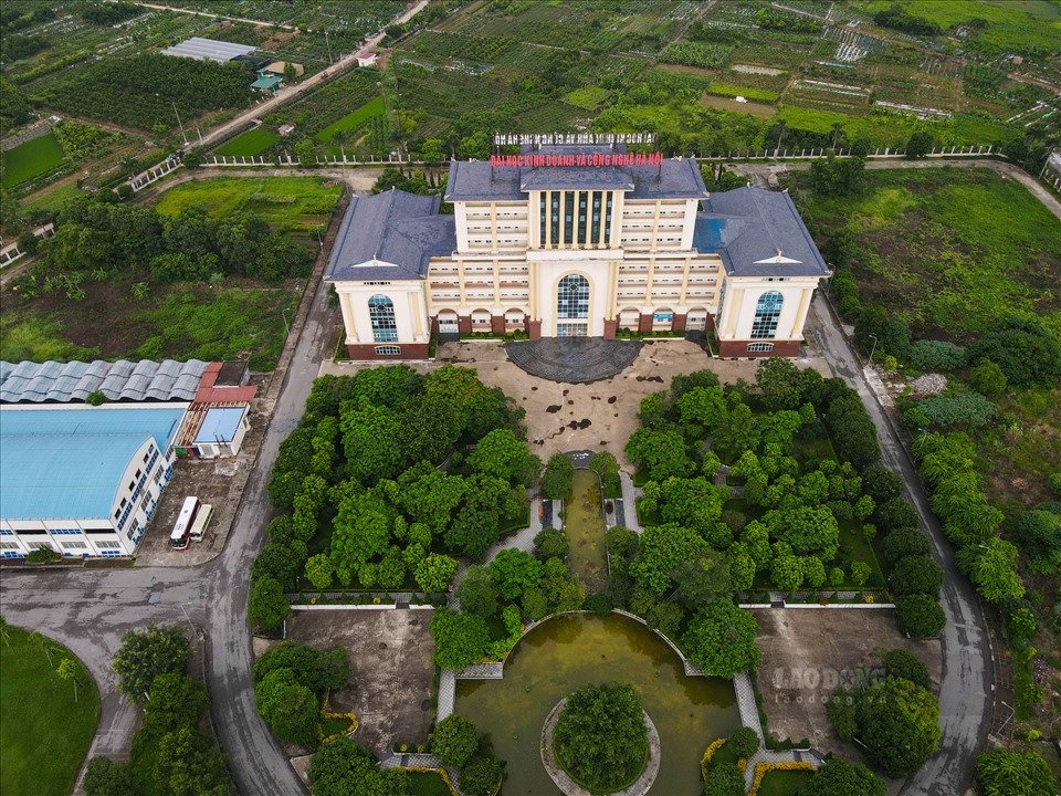 Đến nay, Trường Đại học Kinh doanh và Công nghệ Hà Nội đã xây dựng theo quy hoạch chi tiết được phê duyệt và đưa vào sử dụng 03 tòa nhà gồm: Nhà K1, nhà K2, giảng đường nhà E và sân vườn, công trình phụ trợ… Ảnh: Phan Anh