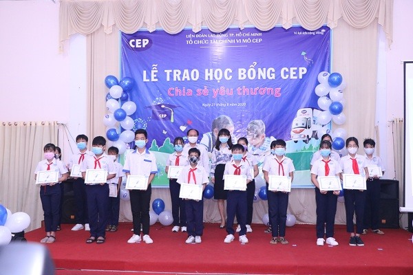 Học sinh là con em CNLĐ vượt khó học giỏi được nhận học  bổng CEP. Ảnh: Khánh Phong