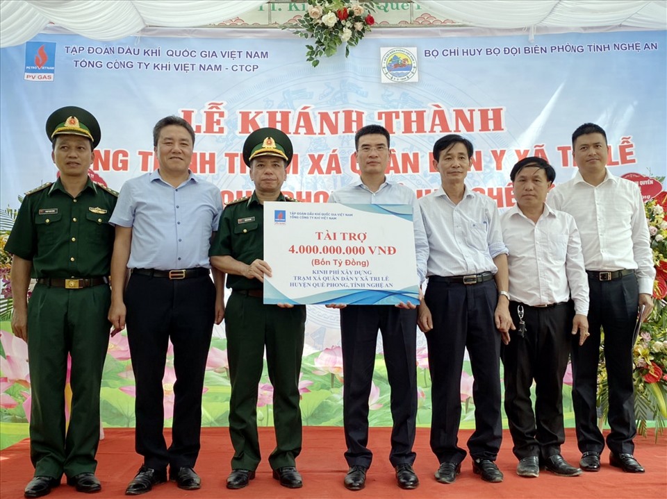 Tổng Giám đốc PV GAS trao Chứng nhận tài trợ 4 tỷ đồng xây dựng Trạm xá quân dân y Tri Lễ, Quế Phong, Nghệ An