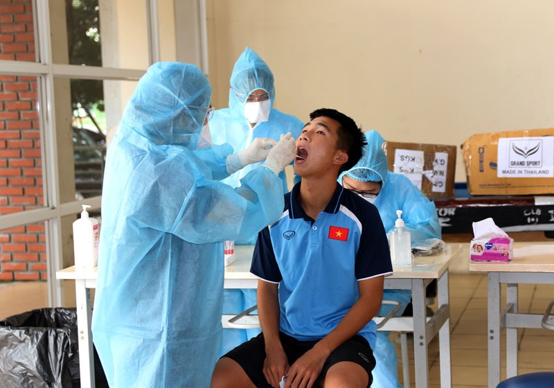 Cầu thủ U19 Việt Nam kiểm tra Y tế hôm 20.8. Ảnh: VFF
