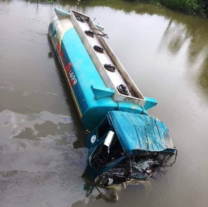 Vụ tai nạn khiến chiếc xe bồn chở dầu lao xuống sông. Ảnh: NT