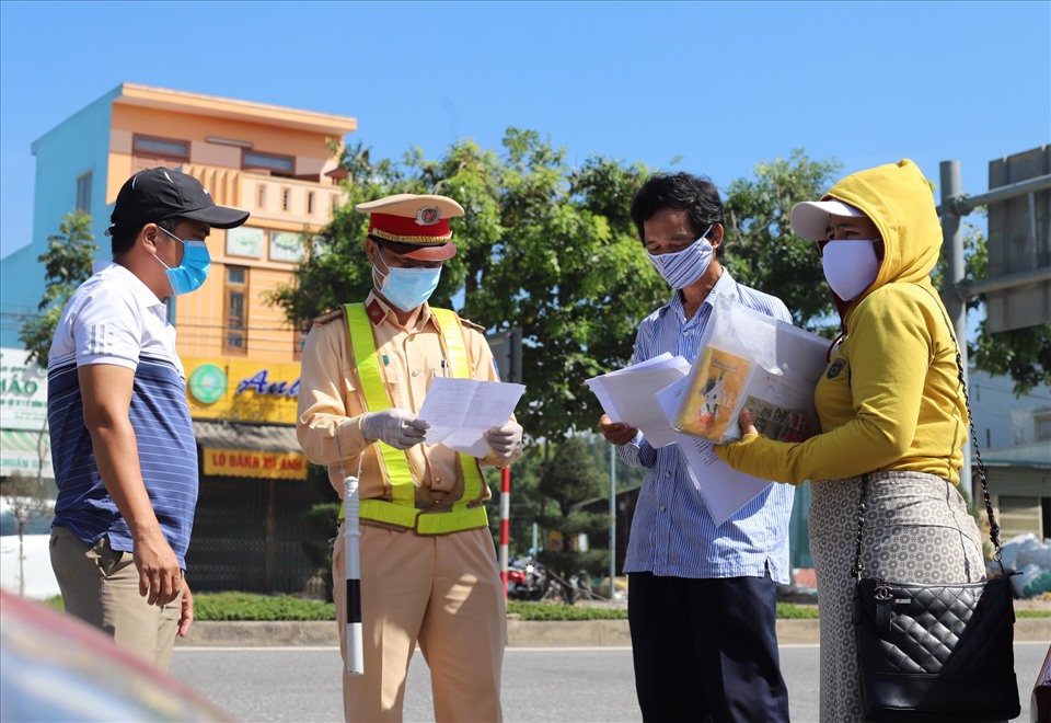 Một số công nhân người Quảng Nam có giấy xác nhận của các chủ doanh nghiệp mới được phép vào thành phố Đà Nẵng. Nguồn Hữu Long