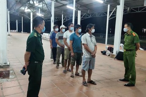 6 ngư dân đi bộ theo đường biển từ Đà Nẵng về Huế để trốn cách ly. Nguồn Hoang Thong