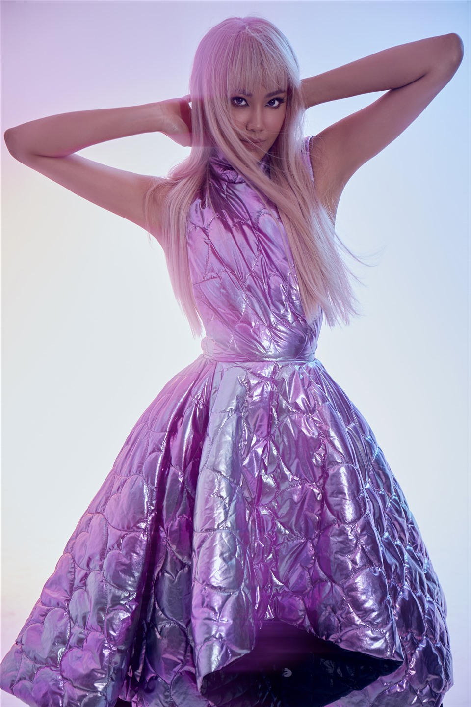 Vốn là fan của nhóm nhạc BlackiPnk, Á hậu Kim Duyên đã ngỏ ý với êkip thực hiện một bộ ảnh chủ đề thần tượng K-pop. Trong loạt ảnh, cô diện hai trang phục khác nhau: một đầm hồng xoè và một bộ váy ôm sát cơ thể. Ảnh: Hoàng Phúc.
