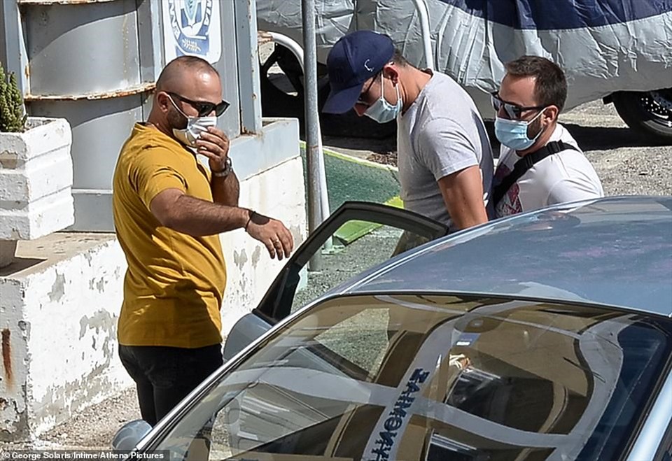 Harry Maguire (đội mũ lưỡi trai) bị hai cảnh sát mặc thường phụ đưa đến đồn cảnh sát phía tây đảo Mykonos. Ảnh: Getty.