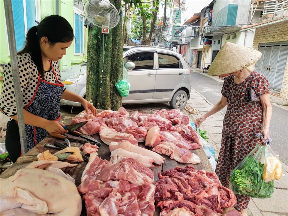 Bà Tuyết cho biết, khó điều chỉnh giá thịt lợn bán lẻ từng ngày vì giá lợn hơi tăng giảm trái chiều. Ảnh: Vũ Long