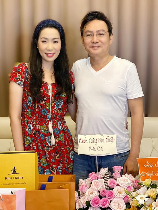 Ông xã đại gia đã chi 160 triệu đồng mua hai túi hiệu làm quà sinh nhật cho Trịnh Kim Chi.