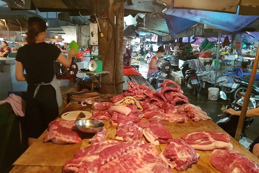 Giá lợn hơi ngày 22.8 trên cả nước được điều chỉnh tăng, giảm trái chiều. Giá thịt bán tại chợ vẫn ở mức cao. Ảnh: Vũ Long