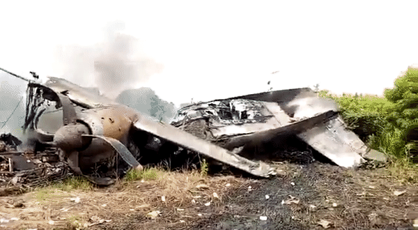 Máy bay rơi bị cháy rụi. Ảnh: Breaking Aviation News & Video