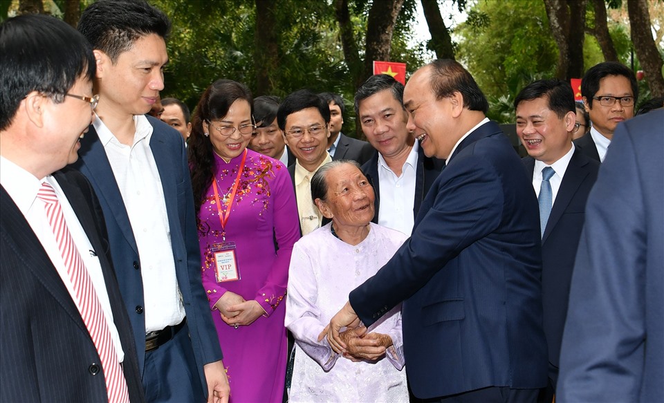 Thủ tướng Nguyễn Xuân Phúc về thăm Khu di tích Kim Liên và thăm hỏi bà con nhân dân tại đây. Ảnh: Quang Hiếu