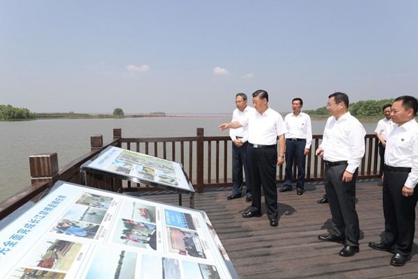 Chủ tịch Tập Cận Bình thị sát lũ lụt sông Dương Tử ở tỉnh An Huy ngày 19.8.2020. Ảnh: Tân Hoa Xã