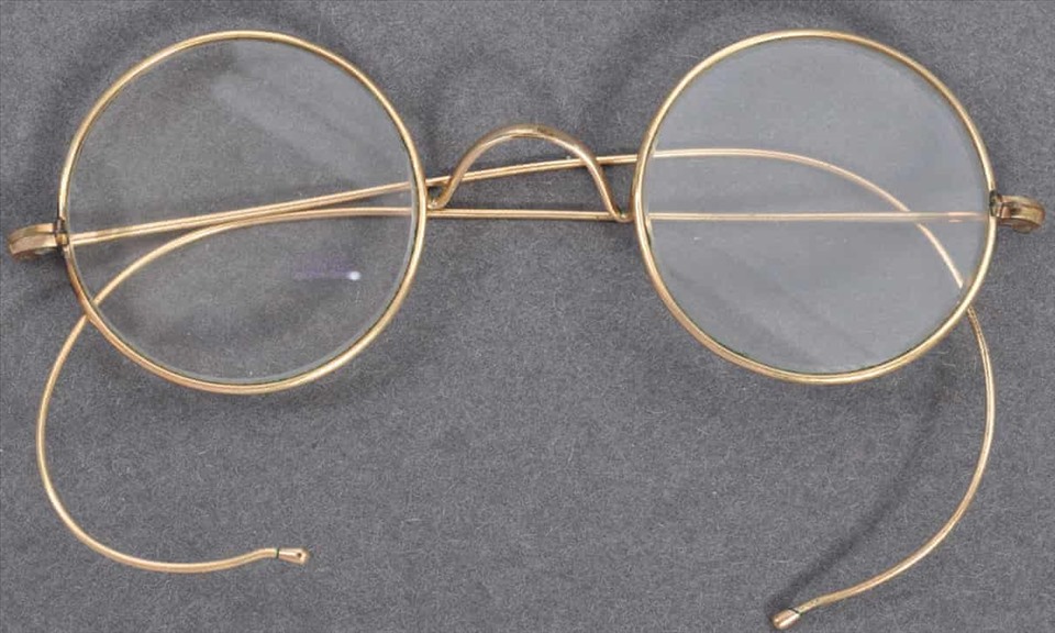Cặp kính mạ vàng của lãnh tụ Ấn Độ. Ảnh: The Guardian