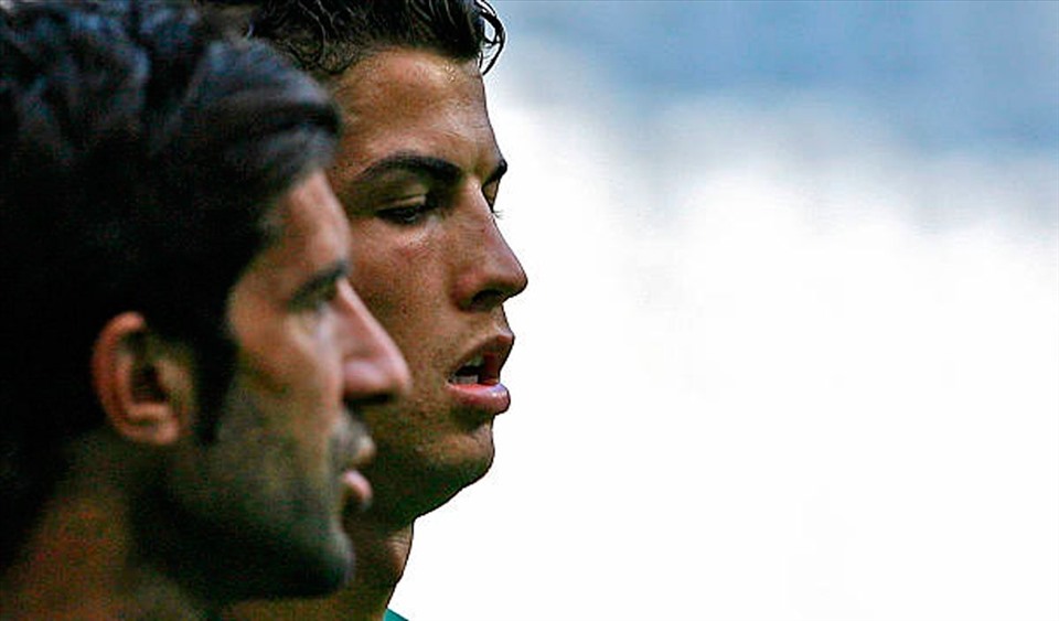 Cả Luis Figo và Cristiano Ronaldo đều không thể vô địch Champions League sau khi chia tay Real Madrid. Ảnh: FCBN