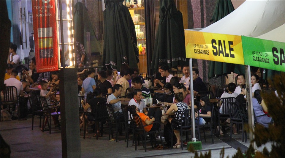 Ghi nhận của PV, tại một số con đường như đường Nguyễn Văn Cừ, Nguyễn Trãi (quận 1),  Nguyễn Thị Minh Khai, Võ Văn Tần (quận 3) có nhiều quán cà phê, trà sữa vỉa hè, quán nhậu… thu hút khá đông khách dù tình hình dịch COVID-19 đang diễn biến phức tạp.