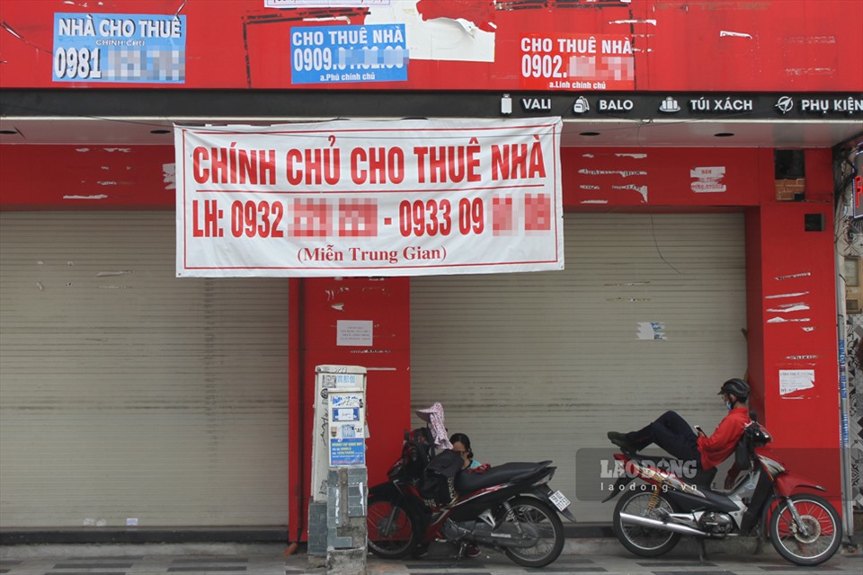 Nhiều cửa hàng trên các tuyến đường Cách Mạng Tháng 8,  Trương Định, Nguyễn Trãi,... đã treo bảng cho thuê trong nhiều tháng qua. Ảnh: Thanh Vũ