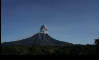 Khoảnh khắc núi lửa Sinabung phun trào vào hôm 23.8. Ảnh: Yahoo News