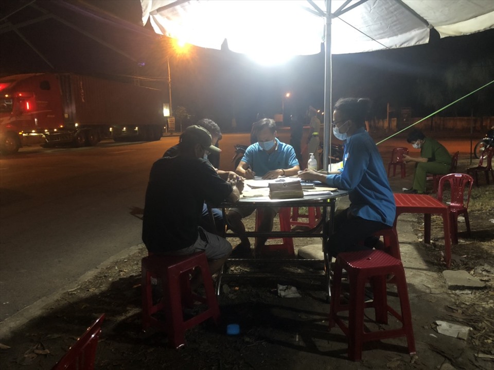 Thanh niên trên địa bàn TP Đà Nẵng tình nguyện tham gia hỗ trợ lực lượng chức năng ở các “điểm nóng” chống dịch. Ảnh: H.M