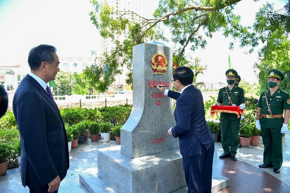 Phó Thủ tướng, Bộ trưởng Ngoại giao Phạm Bình Minh tô sơn lên cột mốc 1369 Việt Nam dưới sự chứng kiến của Bộ trưởng Ngoại giao Vương Nghị. Ảnh: Bộ Ngoại giao