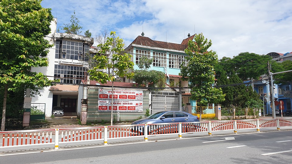 Trụ sở Hội Nông dân và Hội Phụ nữ tỉnh Lào Cai rộng gần 2.000 m2 được bán với giá  34.3 tỉ đồng từ năm 2016 và sau đó bỏ hoang.
