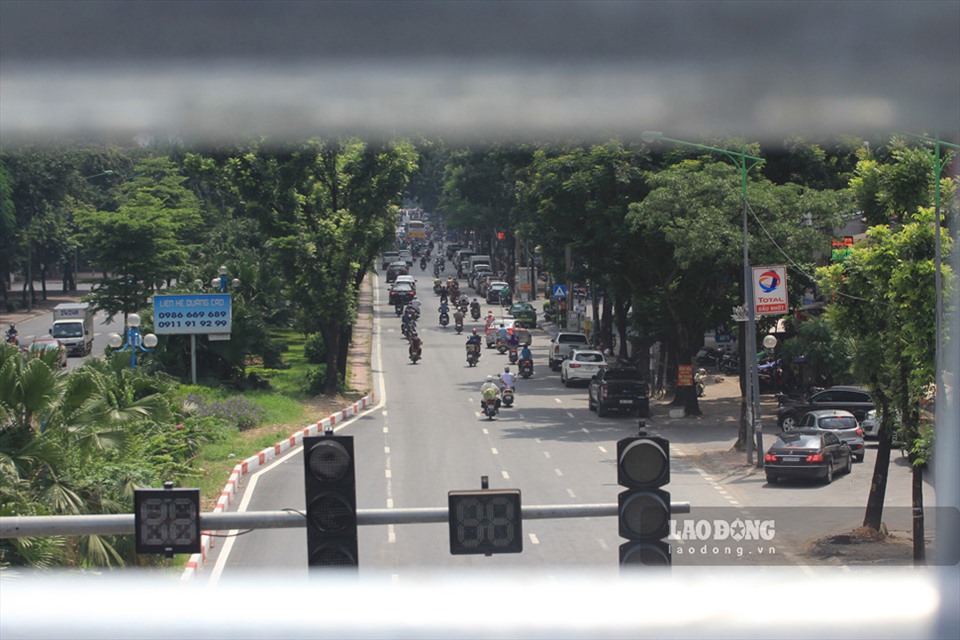 Cầu vượt nút giao Hoàng Quốc Việt - Nguyễn Văn Huyên được đưa vào sử dụng kỳ vọng sẽ giảm thiểu được tình trạng ách tắc giao thông tại khu vực này.