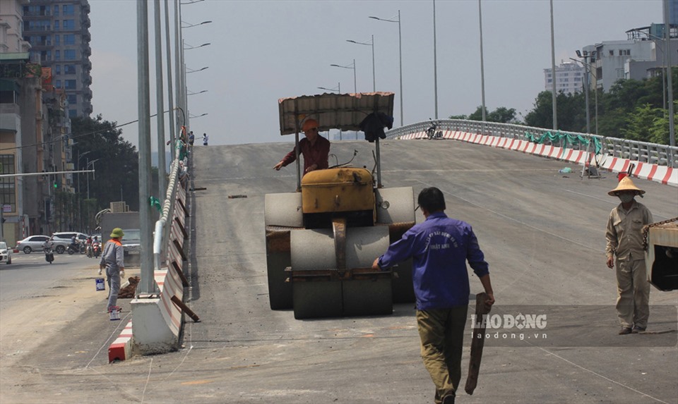 Việc đầu tư xây dựng cầu vượt qua đường Hoàng Quốc Việt nhằm khắc phục “nút thắt” mặt cắt hẹp trên đường Nguyễn Văn Huyên...